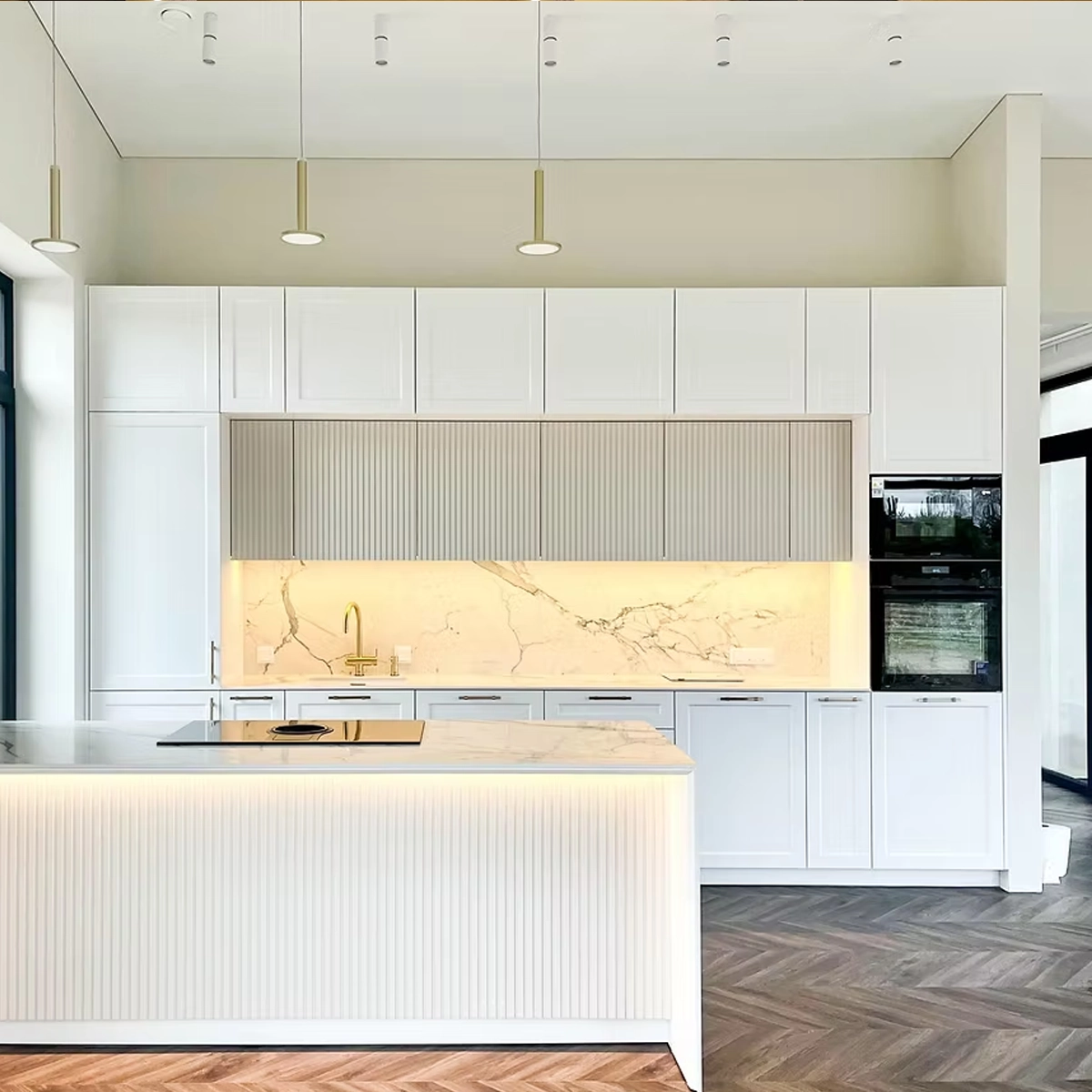 Moderne Luxusküche nach Maß mit Kassettenfronten, Rillenoptik und goldenen Details, gefertigt von MAGUBO.